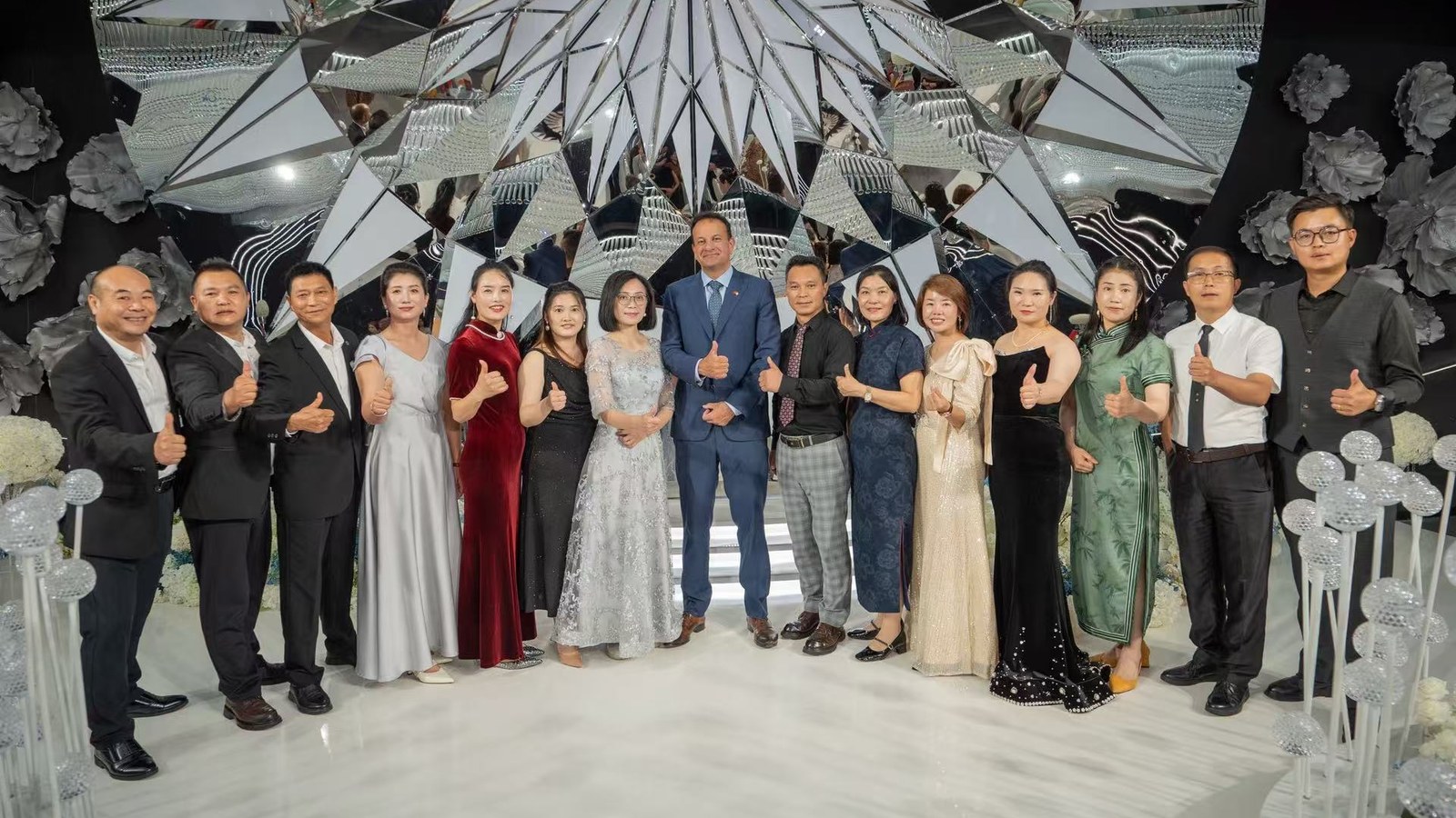 Leo Varadkar与活动参与者合影。